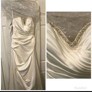 Size 6 wedding dress. New only worn to try on.